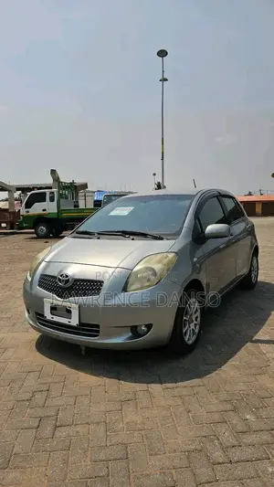 Toyota Yaris Base Hatchback 5dr 2010 Gray