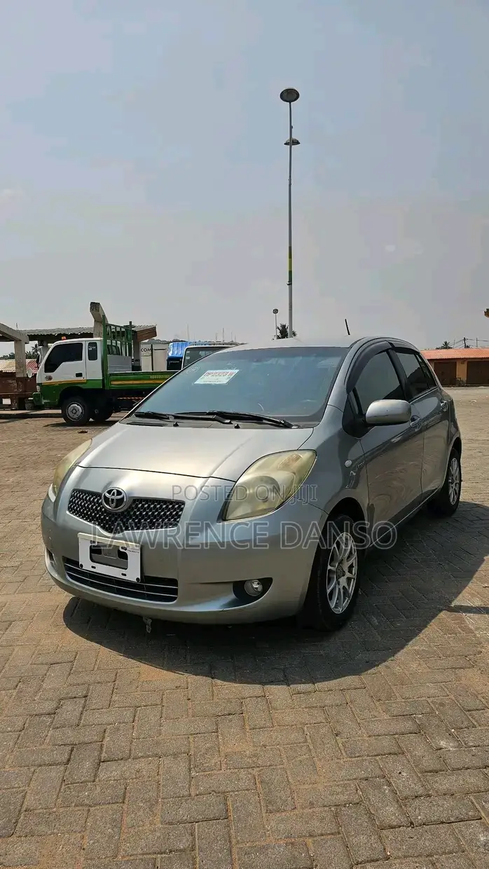 Toyota Yaris Base Hatchback 5dr 2010 Gray