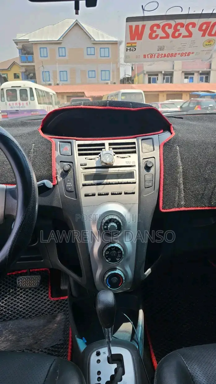 Toyota Yaris Base Hatchback 5dr 2010 Gray