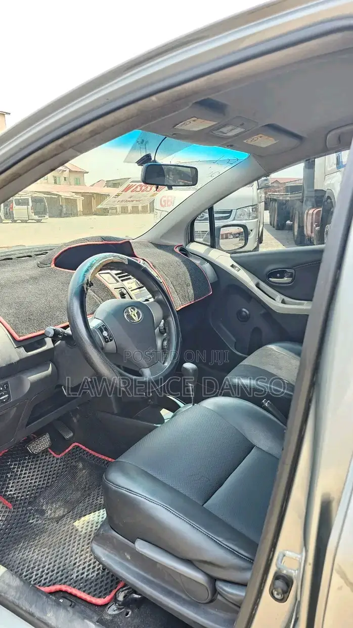 Toyota Yaris Base Hatchback 5dr 2010 Gray