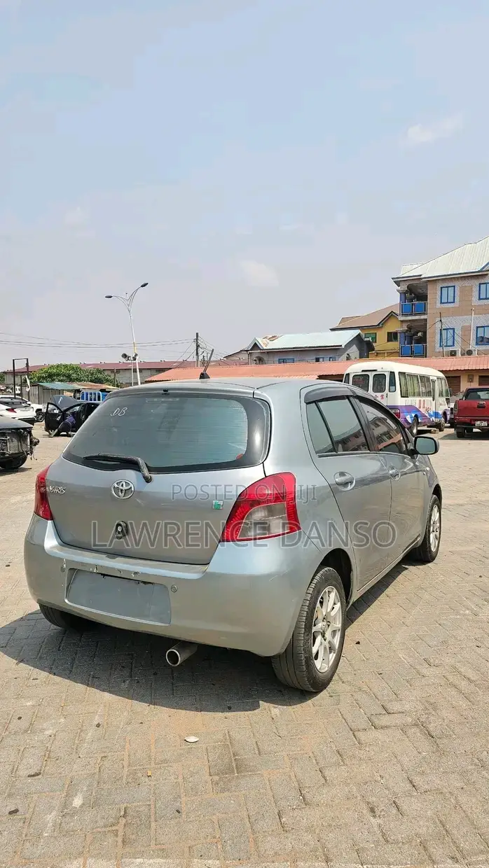 Toyota Yaris Base Hatchback 5dr 2010 Gray