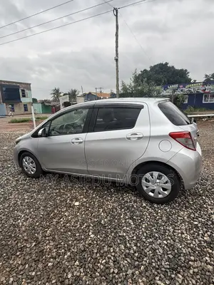 Toyota Vitz 1.3 FWD 5dr 2012 Silver