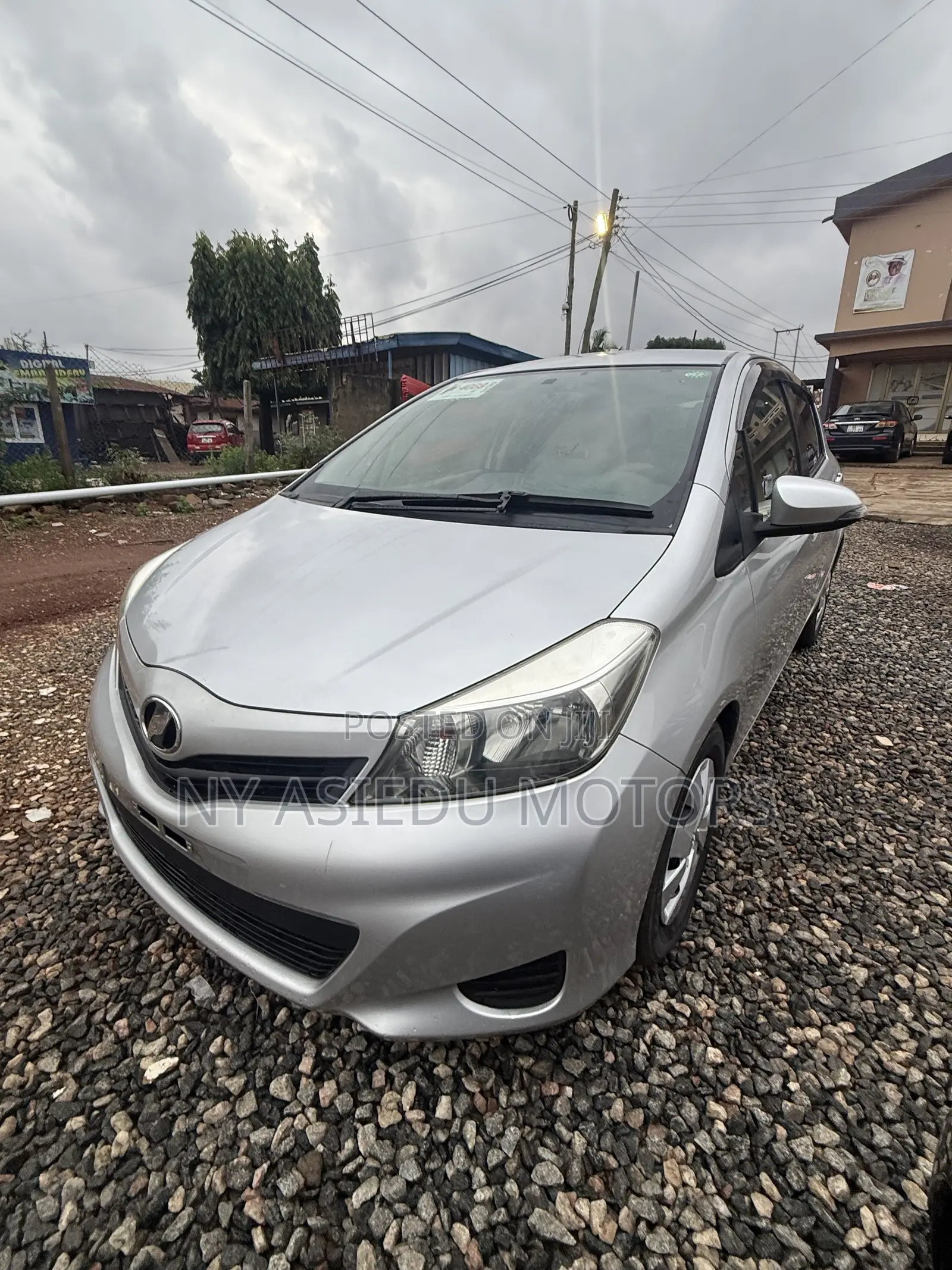 Toyota Vitz 1.3 FWD 5dr 2012 Silver