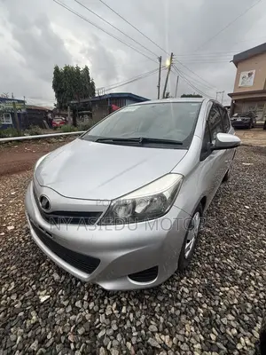 Toyota Vitz 1.3 FWD 5dr 2012 Silver