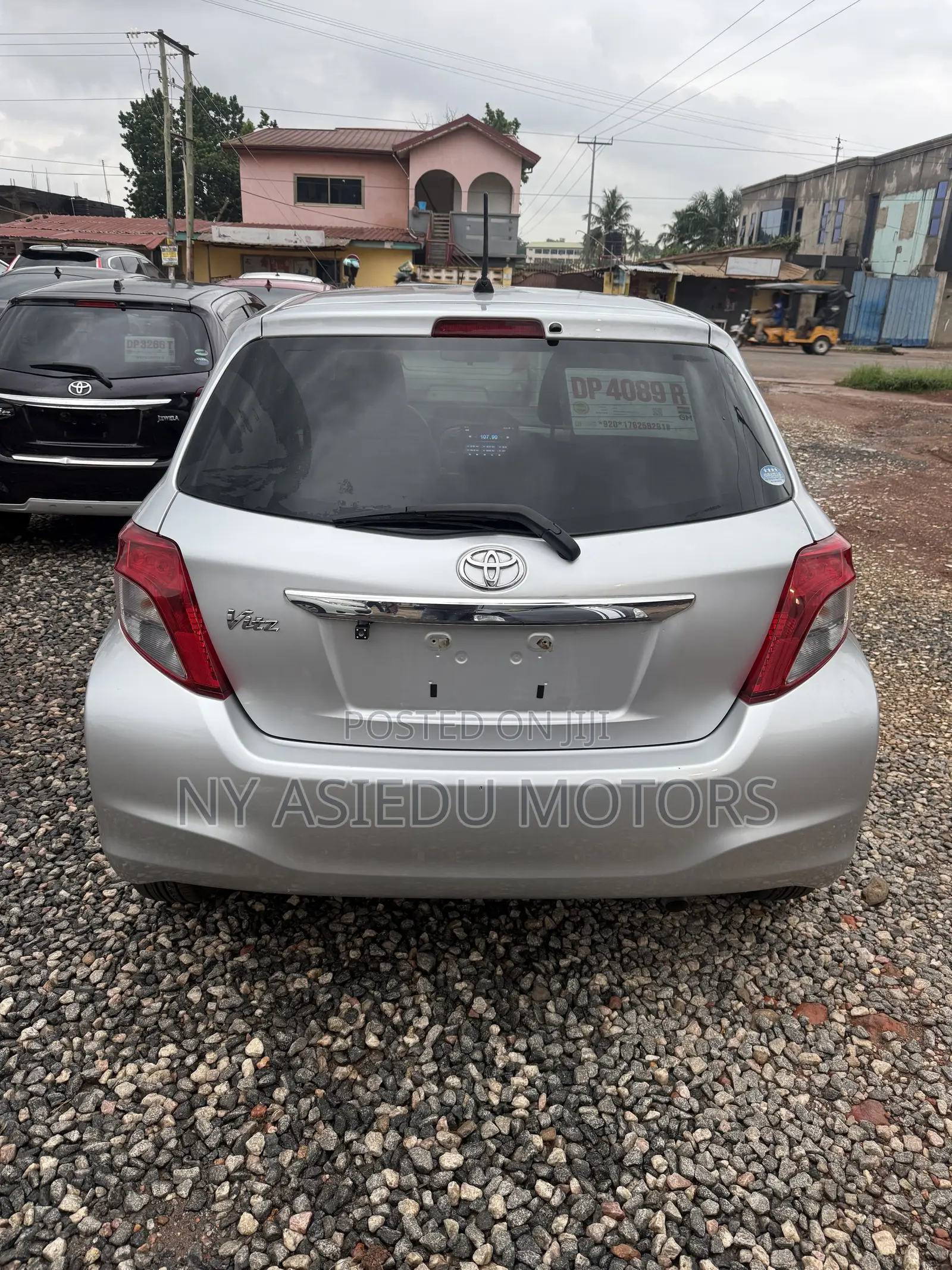 Toyota Vitz 1.3 FWD 5dr 2012 Silver