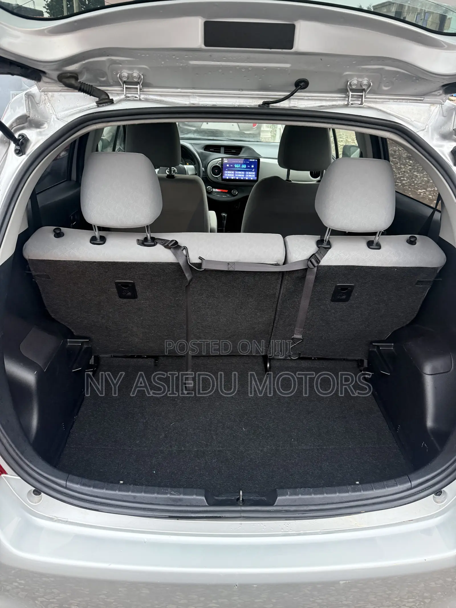 Toyota Vitz 1.3 FWD 5dr 2012 Silver