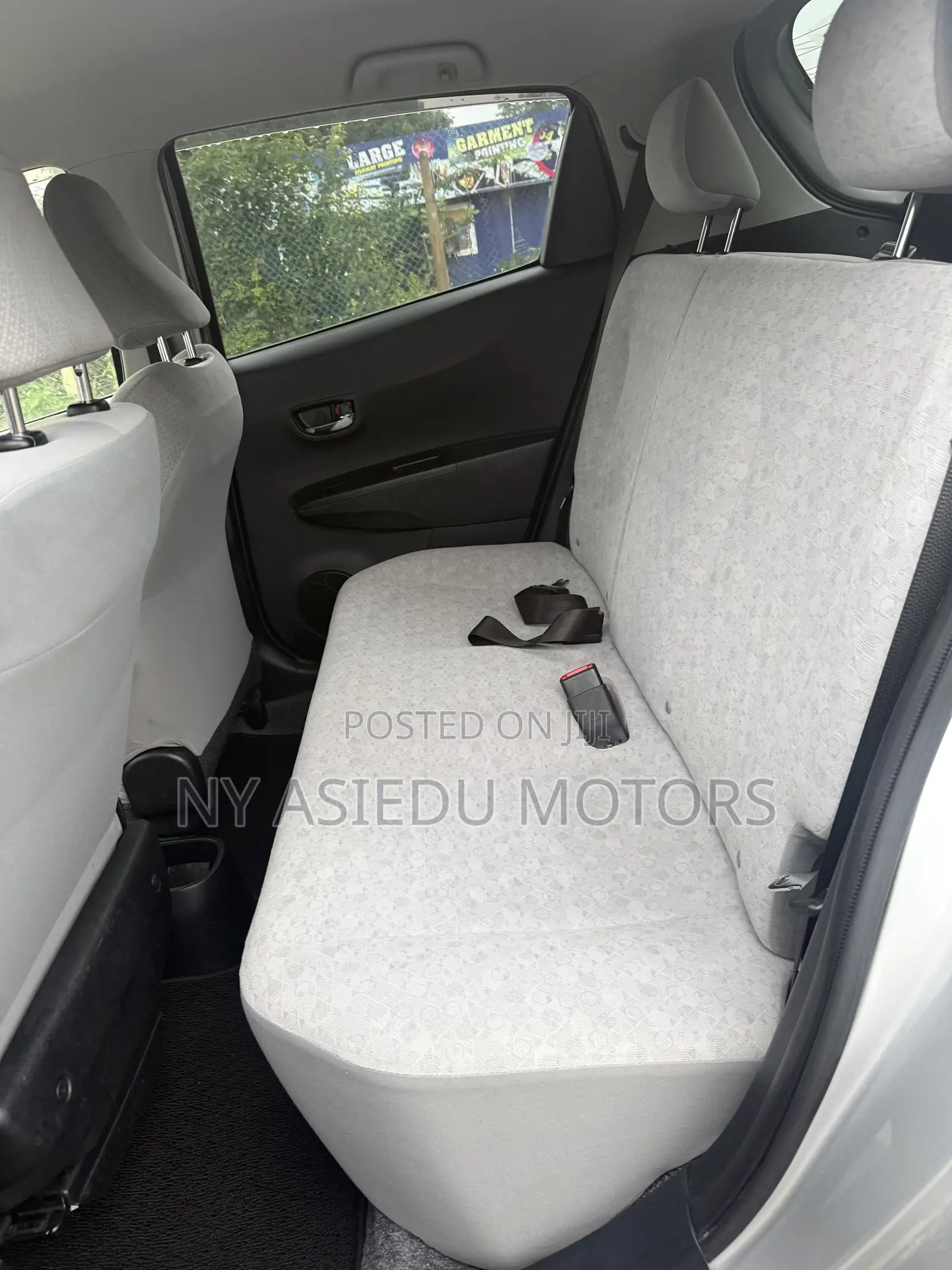 Toyota Vitz 1.3 FWD 5dr 2012 Silver