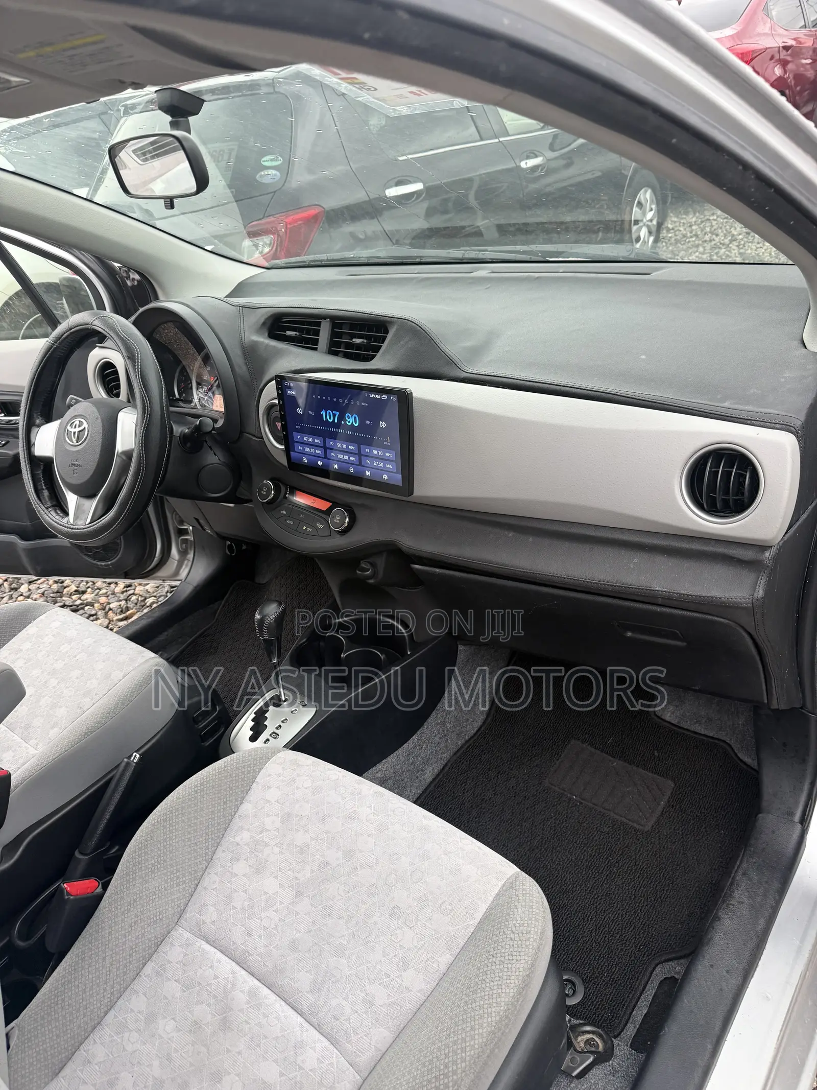 Toyota Vitz 1.3 FWD 5dr 2012 Silver