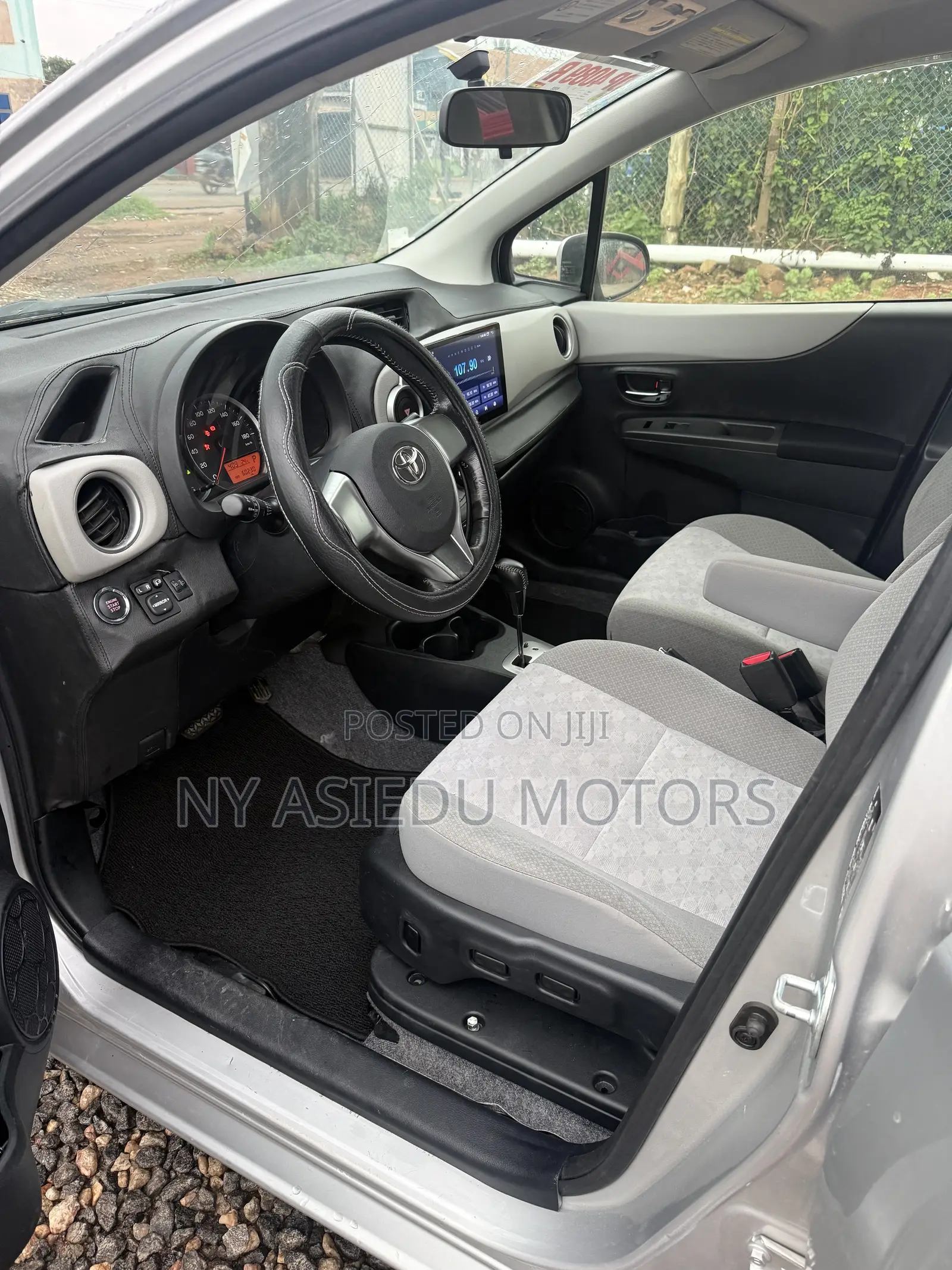 Toyota Vitz 1.3 FWD 5dr 2012 Silver
