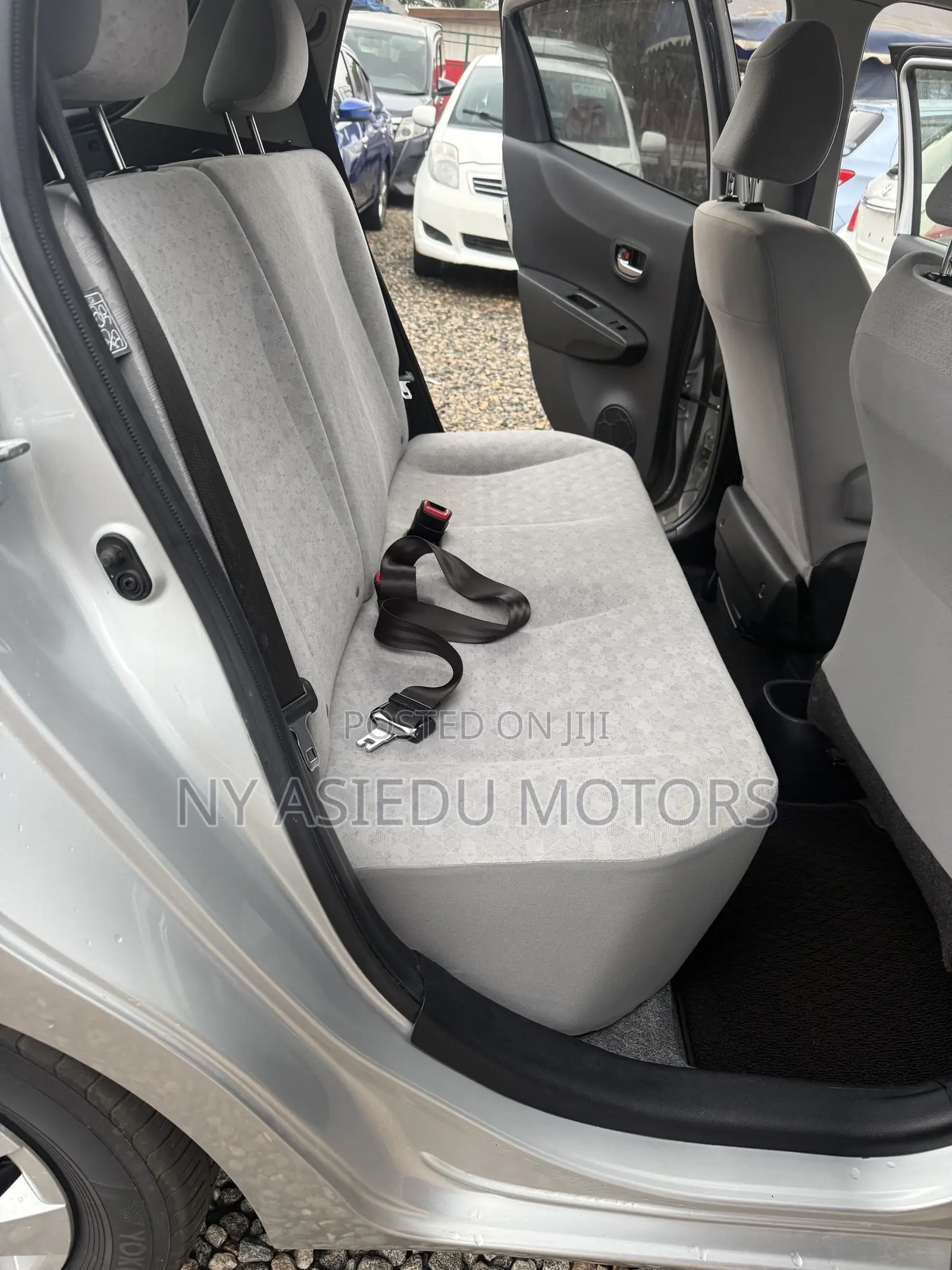 Toyota Vitz 1.3 FWD 5dr 2012 Silver
