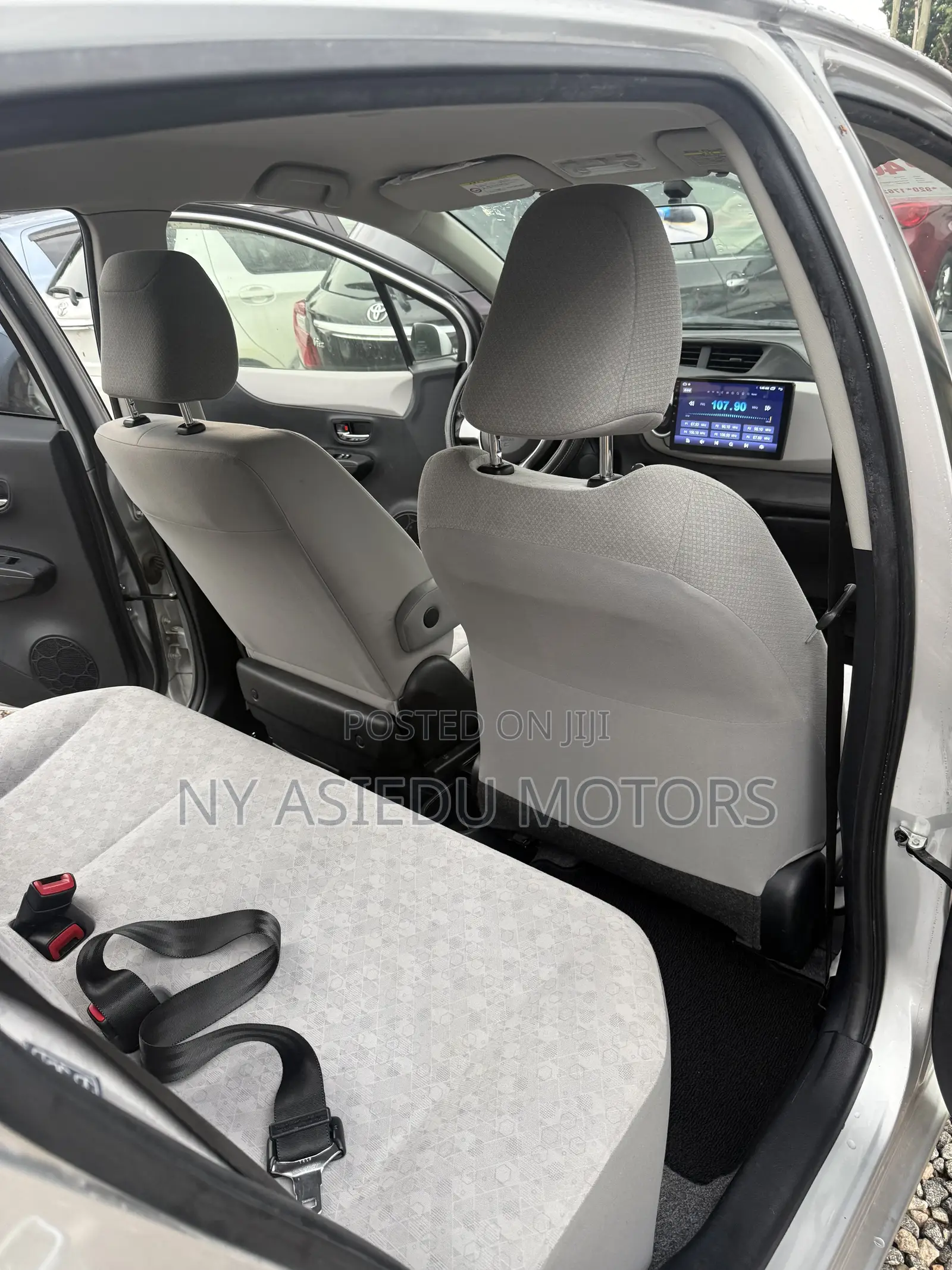 Toyota Vitz 1.3 FWD 5dr 2012 Silver