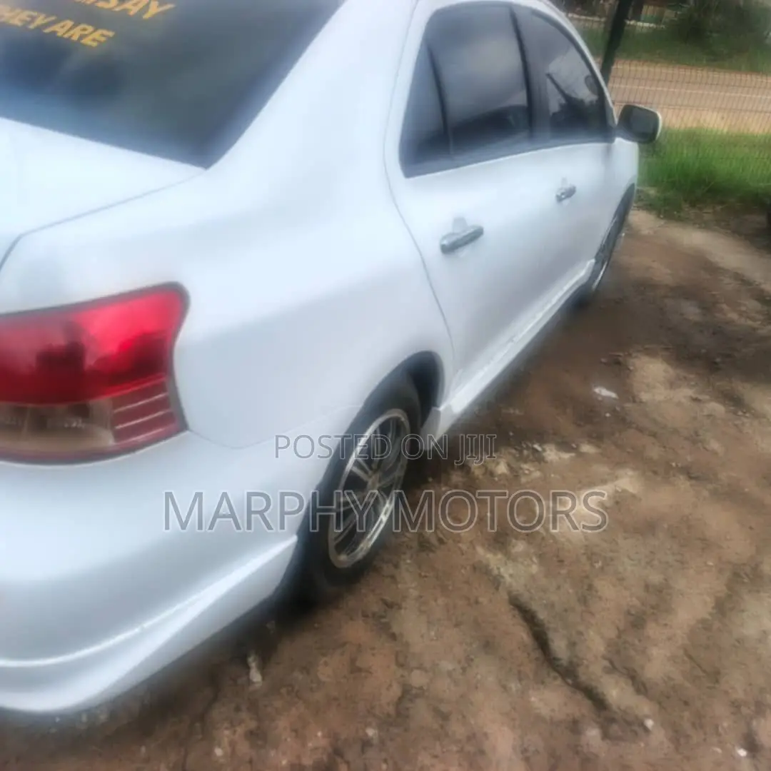 Toyota Yaris 2010 White