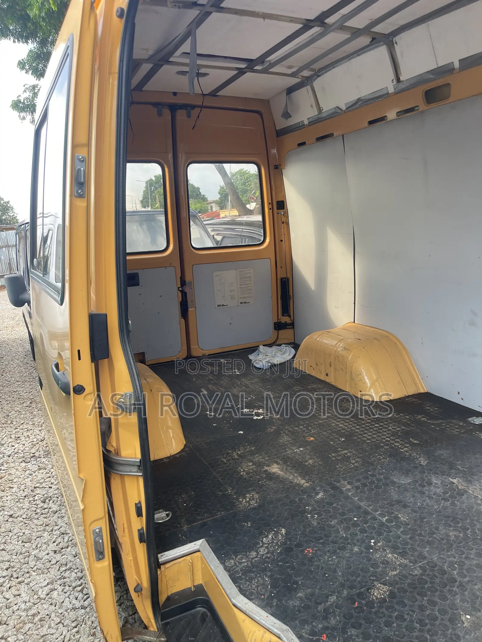 Mercedes-Benz Sprinter 1999 Yellow