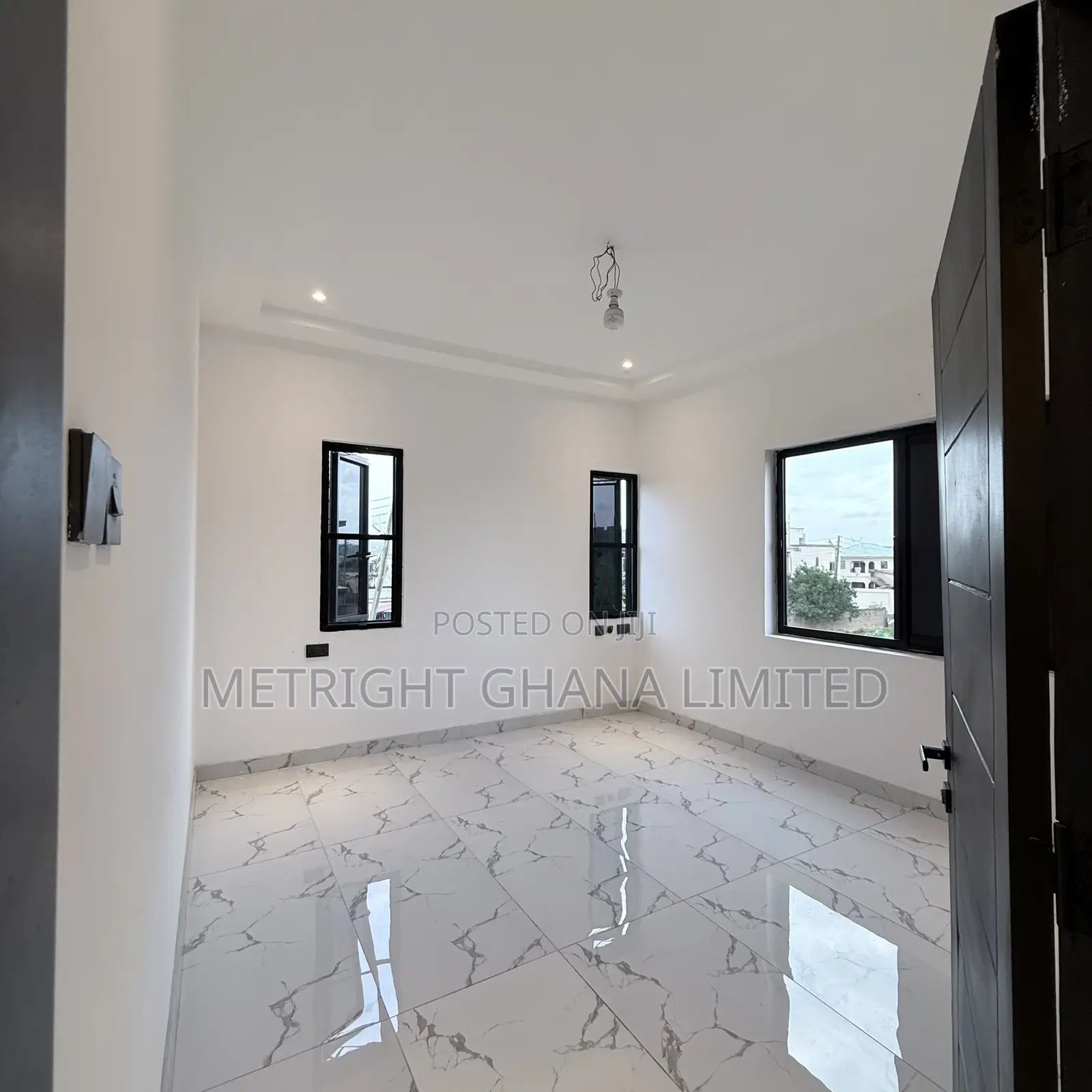 4bdrm Duplex in Metright Properties, Accra Metropolitan for sale