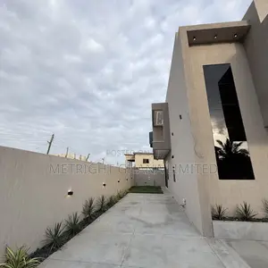 4bdrm Duplex in Metright Properties, Accra Metropolitan for sale