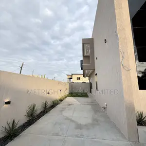 4bdrm Duplex in Metright Properties, Accra Metropolitan for sale
