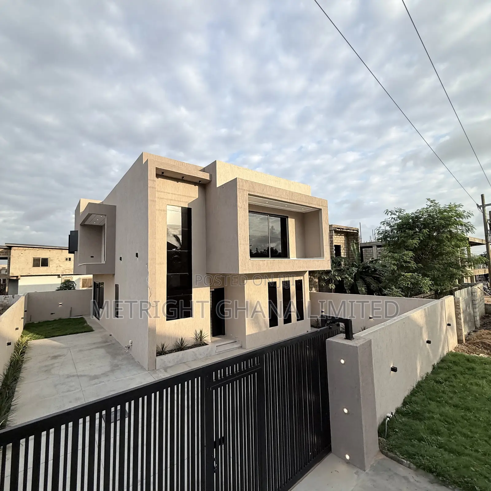 4bdrm Duplex in Metright Properties, Accra Metropolitan for sale