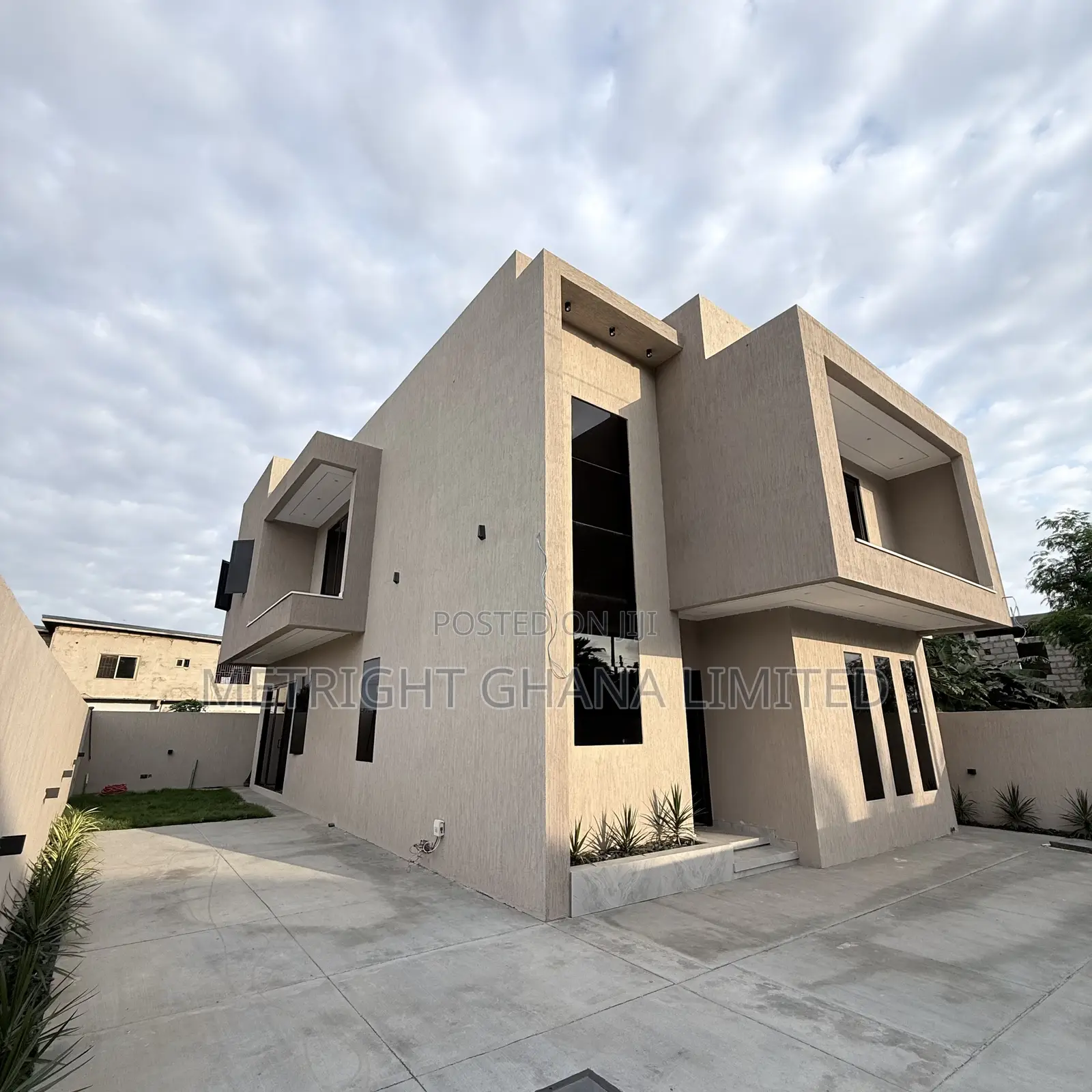 4bdrm Duplex in Metright Properties, Accra Metropolitan for sale