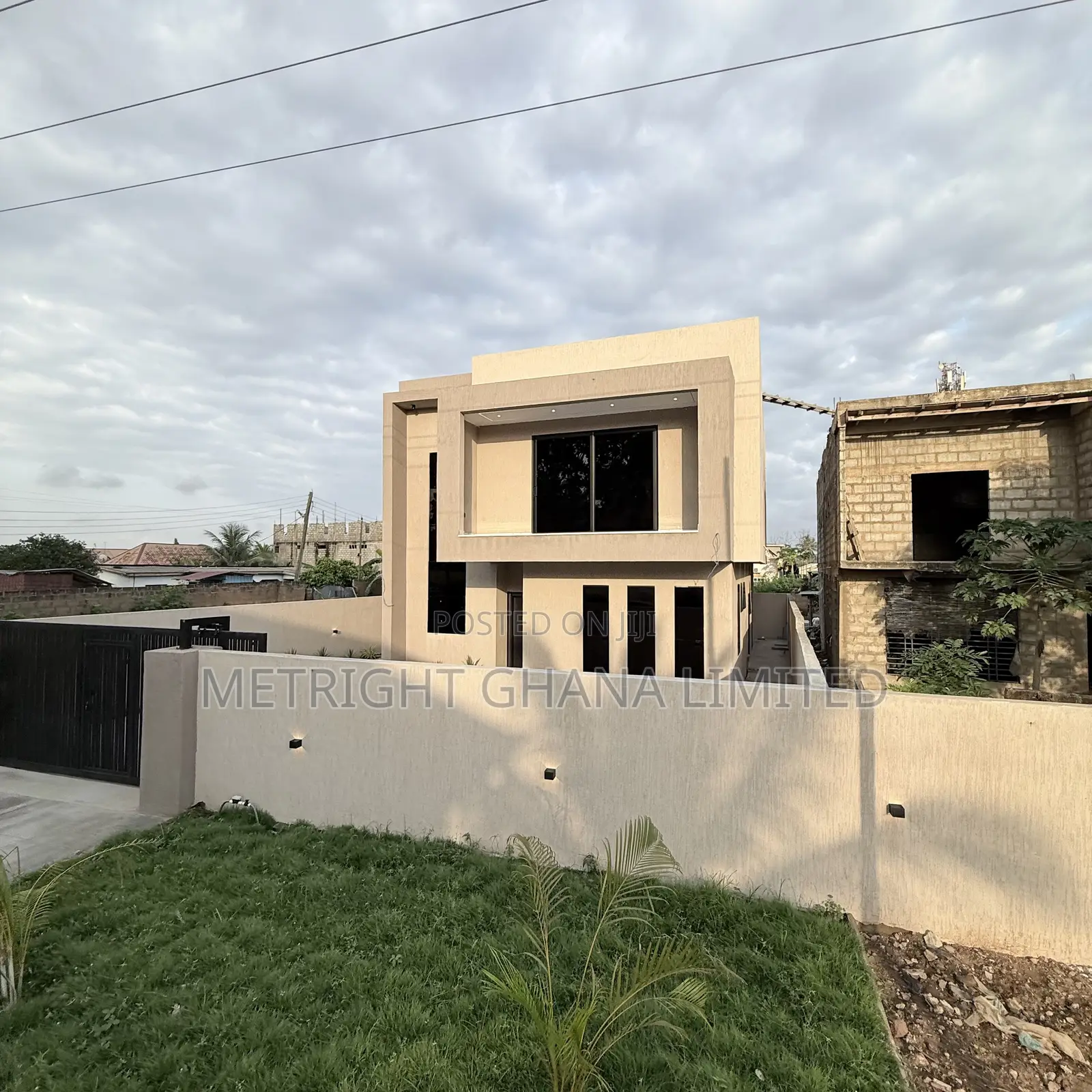 4bdrm Duplex in Metright Properties, Accra Metropolitan for sale