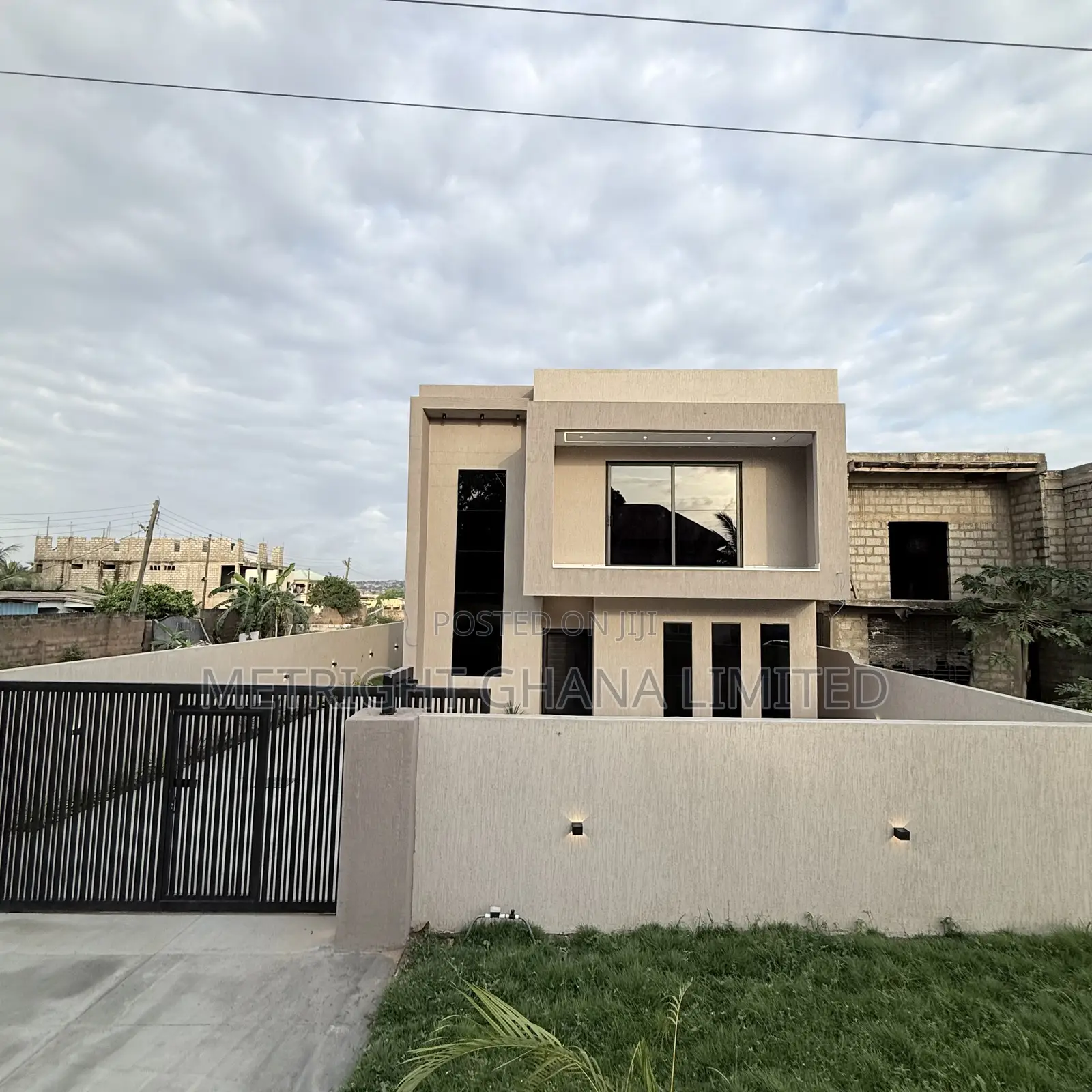 4bdrm Duplex in Metright Properties, Accra Metropolitan for sale