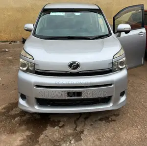 Toyota Voxy 2013 Silver