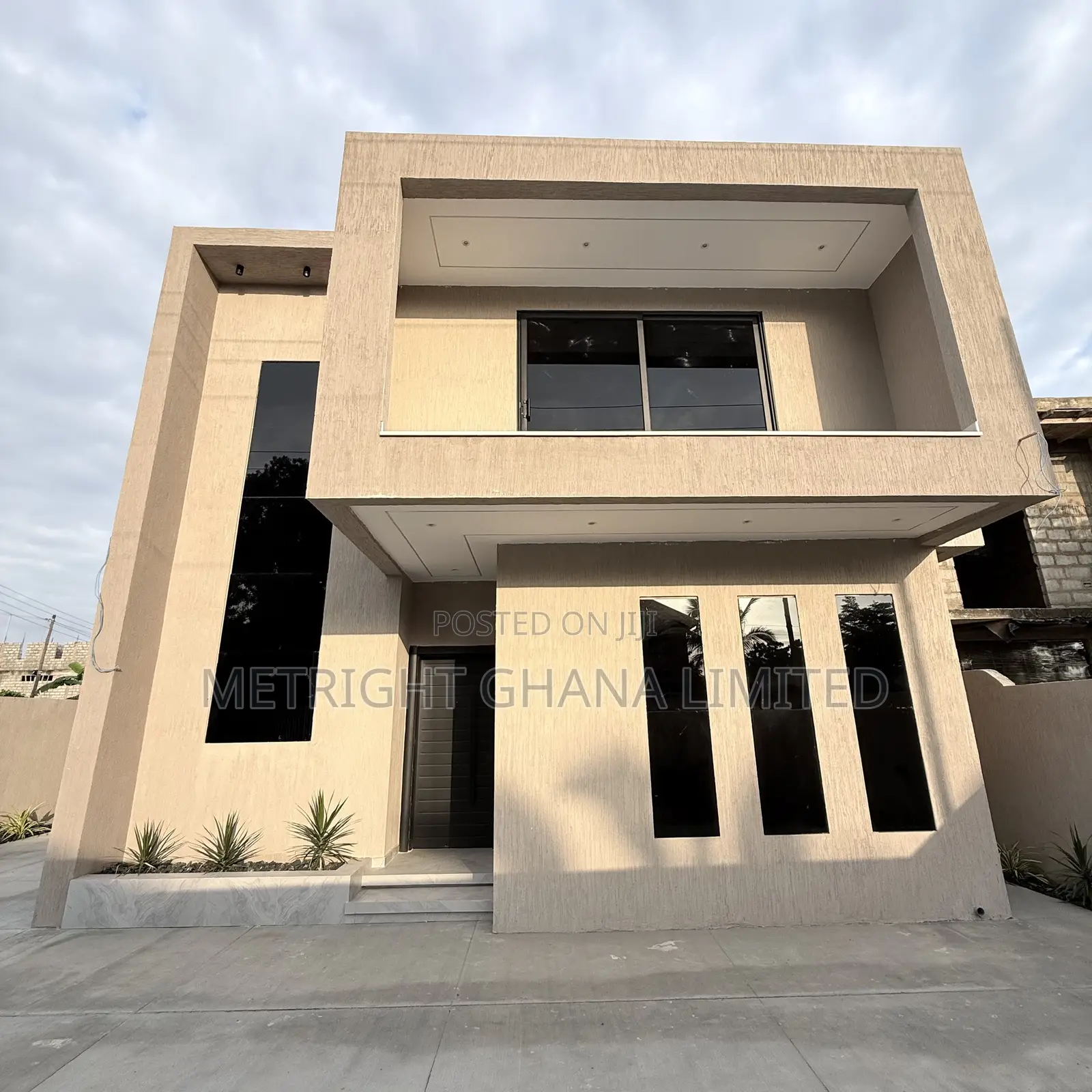 4bdrm Duplex in Metright Properties, Accra Metropolitan for sale