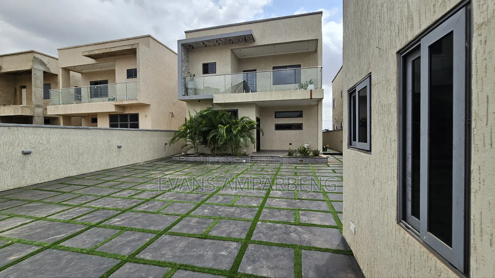 4bdrm Duplex in Lakeside Estate for sale
