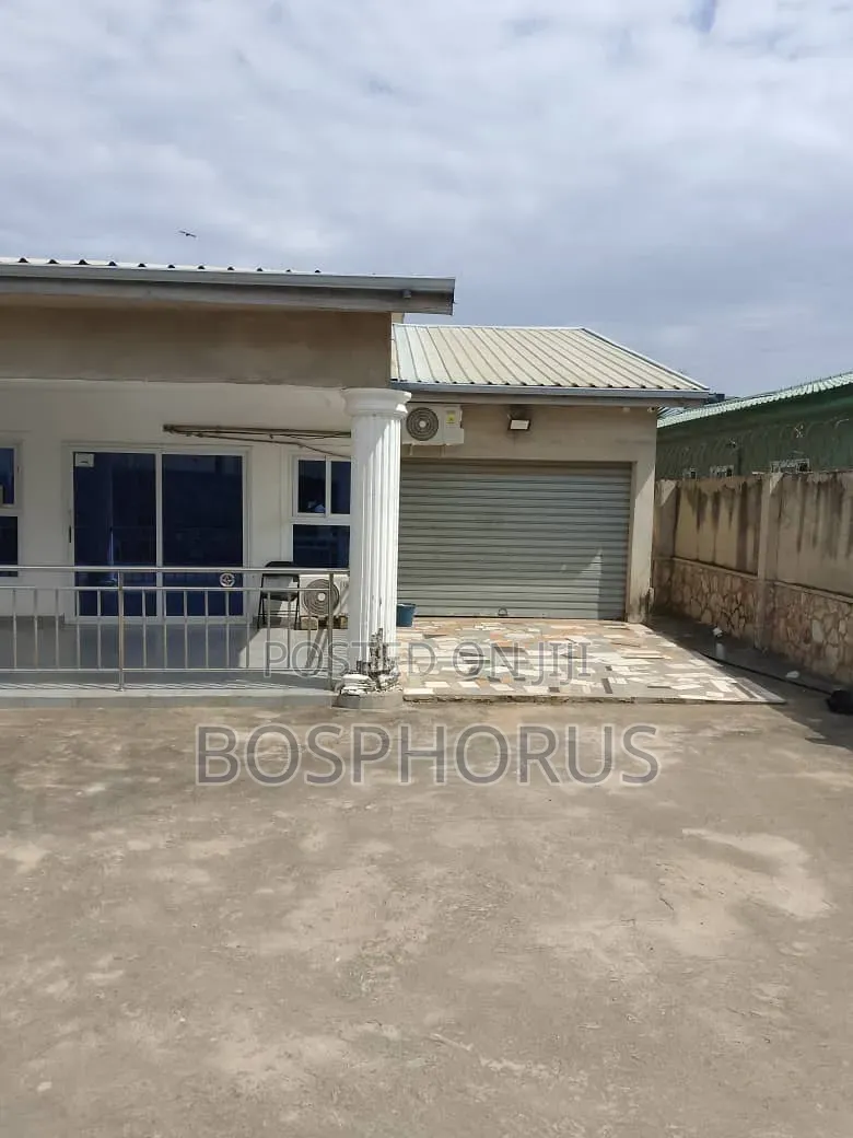 4bdrm House in Lapaz Racecourse, Nyanmekye for sale