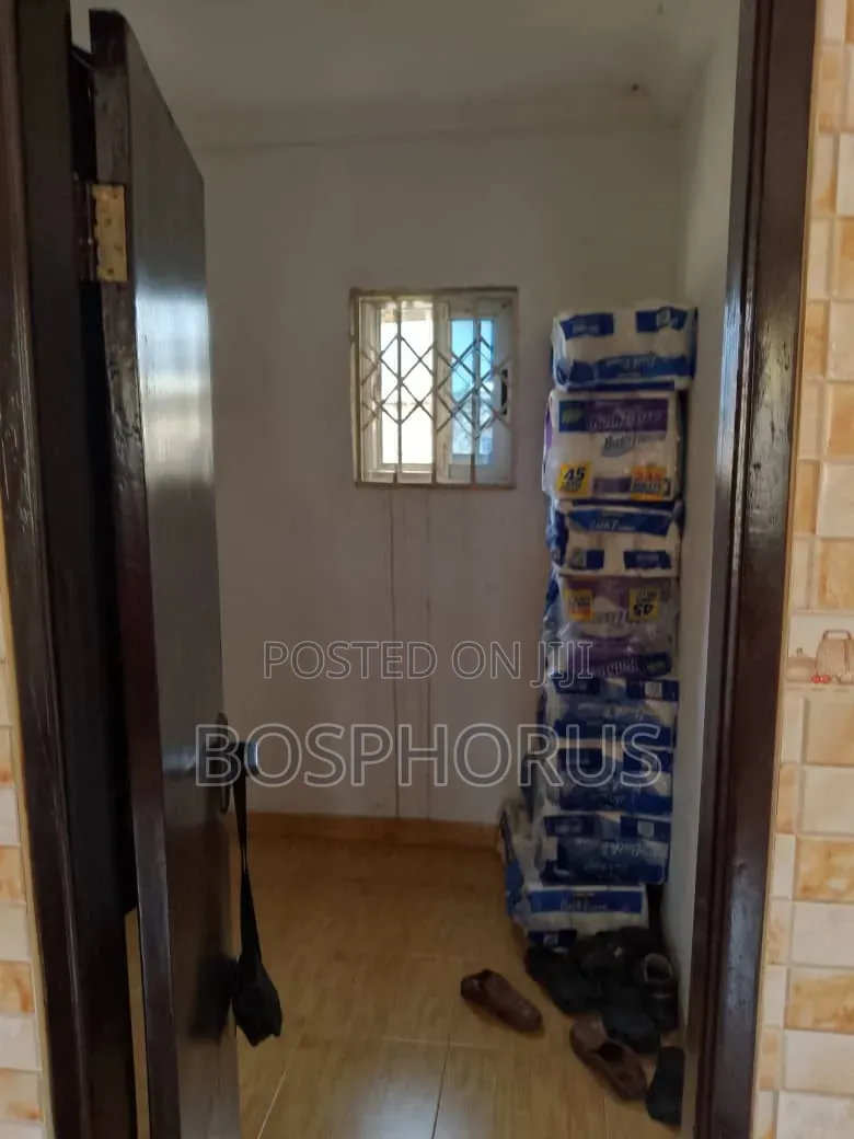 4bdrm House in Lapaz Racecourse, Nyanmekye for sale
