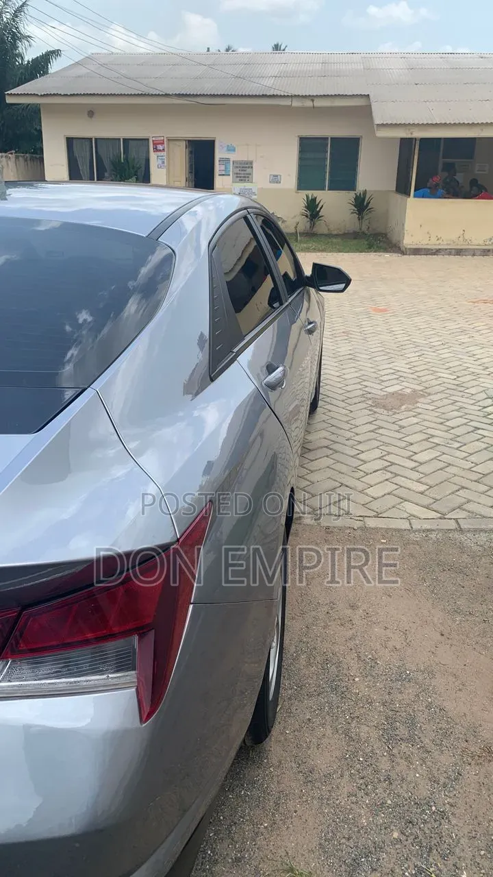 Hyundai Elantra HEV 2023 Silver