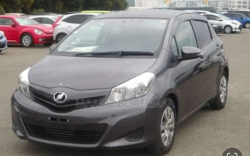 Toyota Vitz 1.3 FWD 5dr 2012 Gray