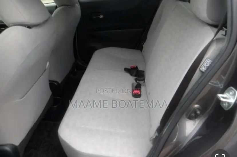 Toyota Vitz 1.3 FWD 5dr 2012 Gray