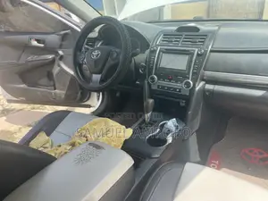 Toyota Camry SE 4dr Sedan (2.5L 4cyl 6A) 2014 White