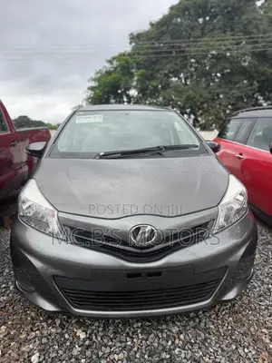 Toyota Vitz 2013 Silver