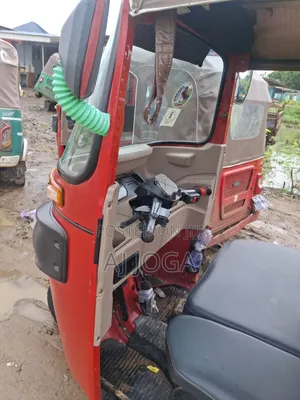 Bajaj Avenger 200 2025 Red