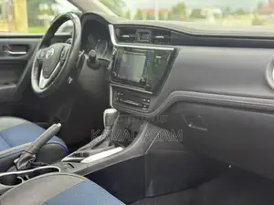Toyota Corolla SE (1.8L 4cyl 2A) 2018 Black