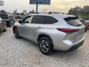 Toyota Highlander 2022 Silver