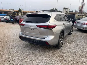 Toyota Highlander 2022 Silver