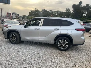 Toyota Highlander 2022 Silver
