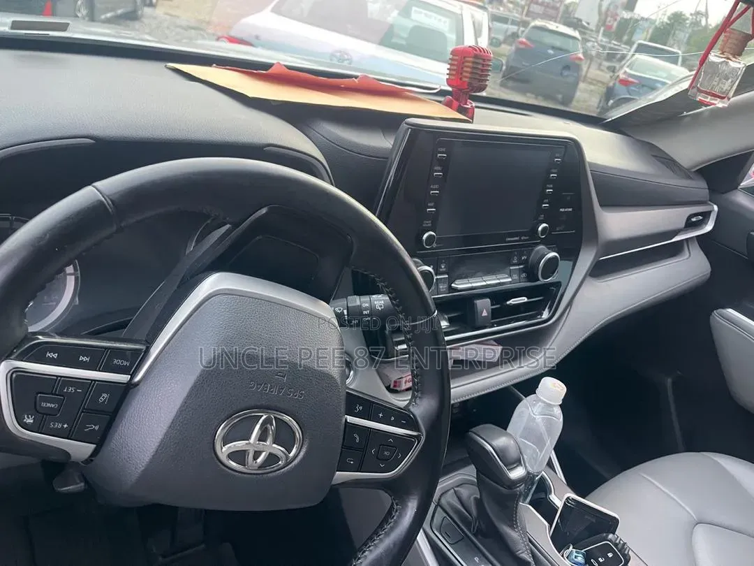 Toyota Highlander 2022 Silver