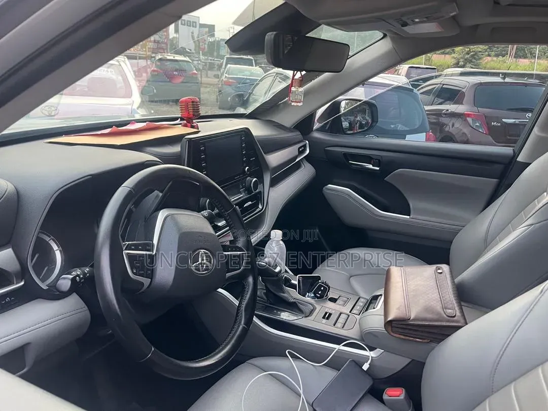 Toyota Highlander 2022 Silver