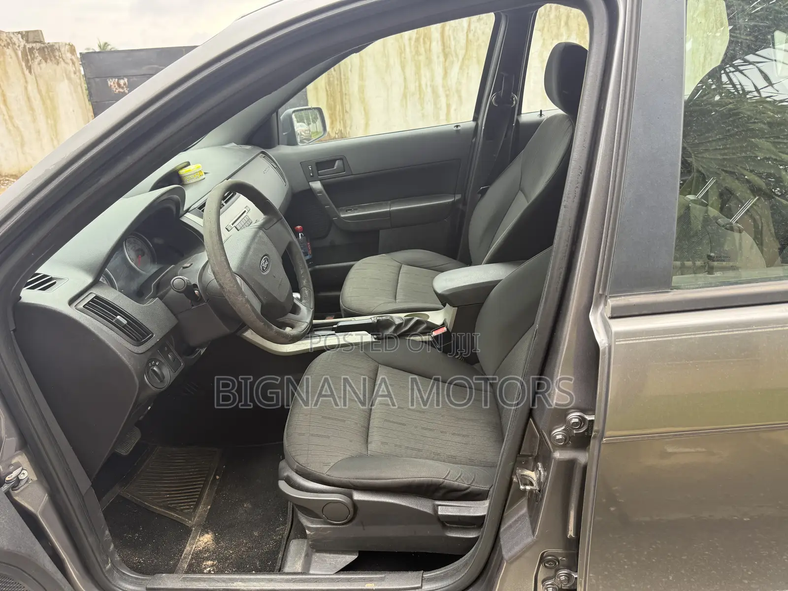 Ford Focus SE 2010 Gray