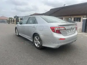 Toyota Camry SE 4dr Sedan w/Prod. End 11/13 (2.5L 4cyl 6A) 2014 Silver