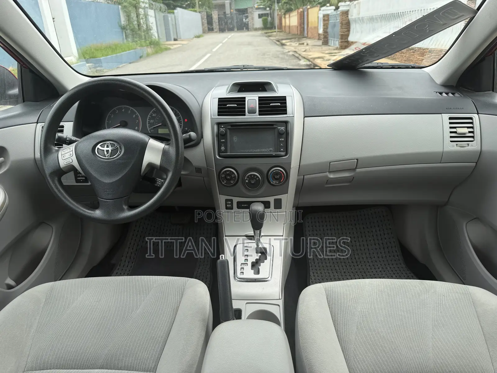 Toyota Corolla L 4dr Sedan (1.8L 4cyl 5M) 2013 Beige