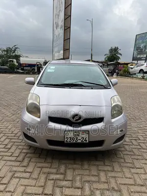 Toyota Vitz 2010 Silver