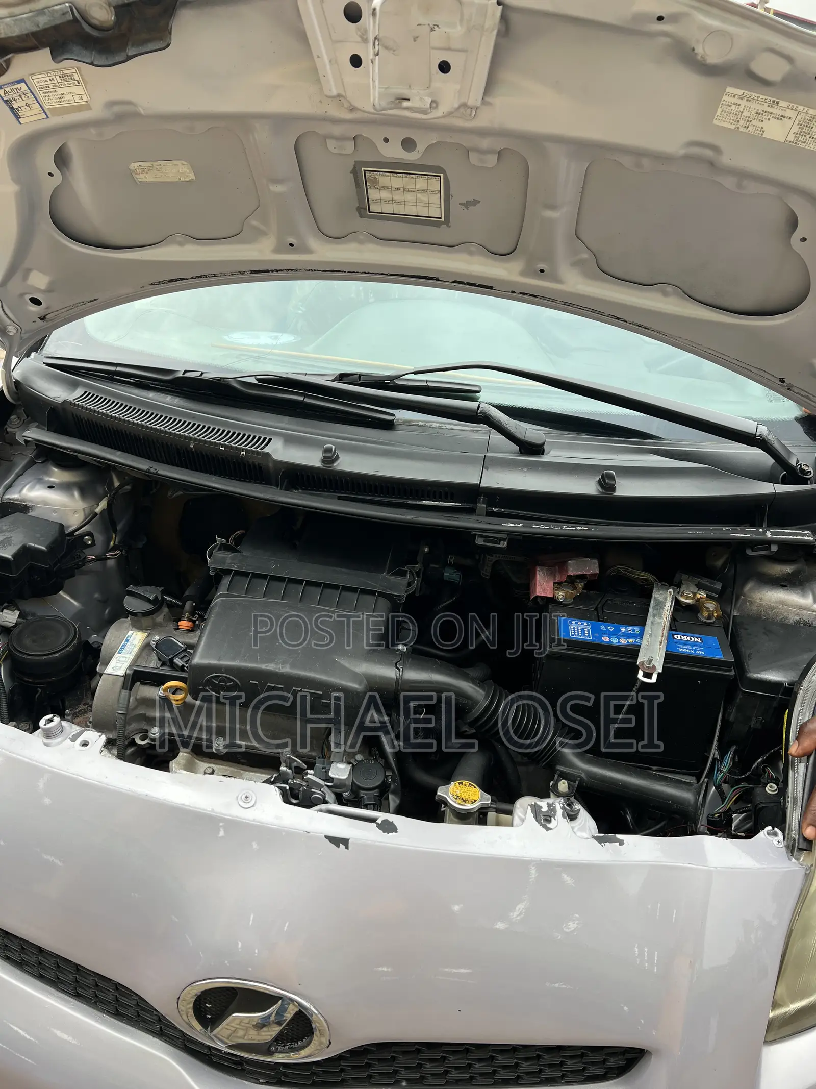 Toyota Vitz 2010 Silver
