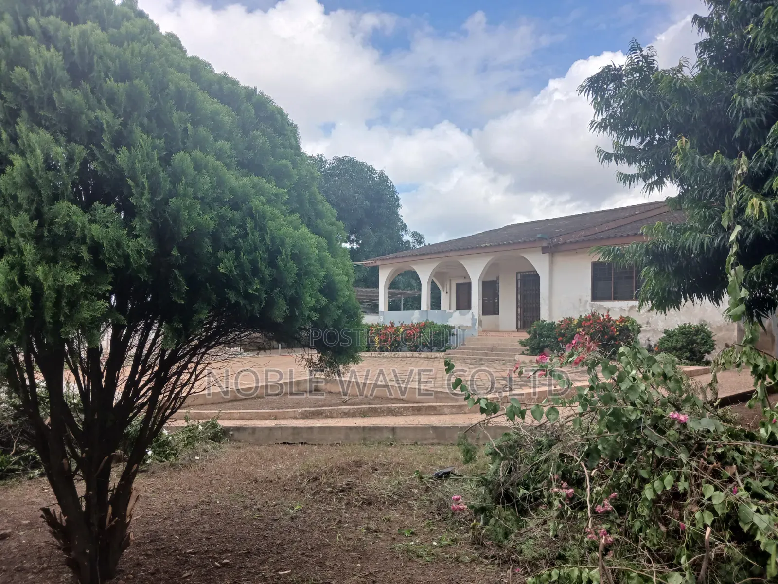 7bdrm House in Atasamanso, Kumasi Metropolitan for sale