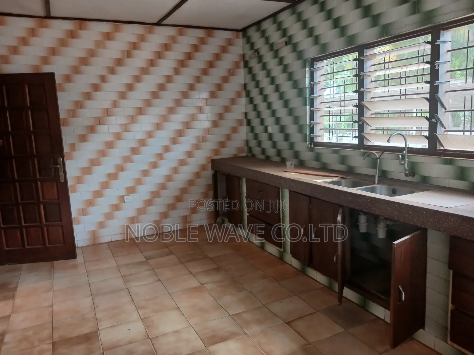 7bdrm House in Atasamanso, Kumasi Metropolitan for sale