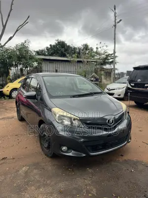 Toyota Vitz 1.3 AWD 5dr 2013 Gray