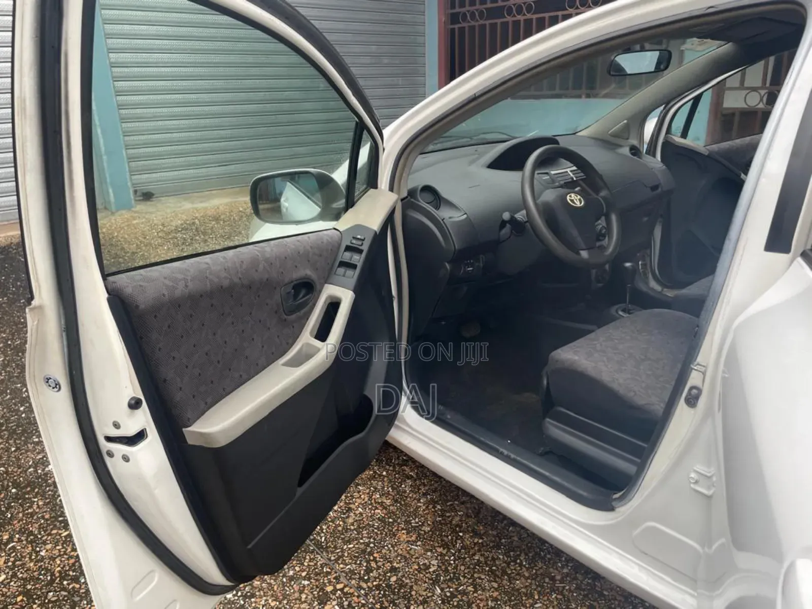 Toyota Vitz 1.3 FWD 3dr 2010 White